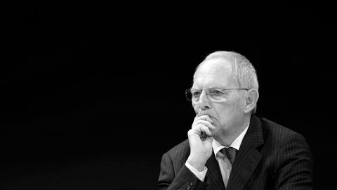 Wolfgang Schäuble legt die Hand ins Gesicht und blickt nachdenklich