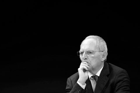 Wolfgang Schäuble legt die Hand ins Gesicht und blickt nachdenklich