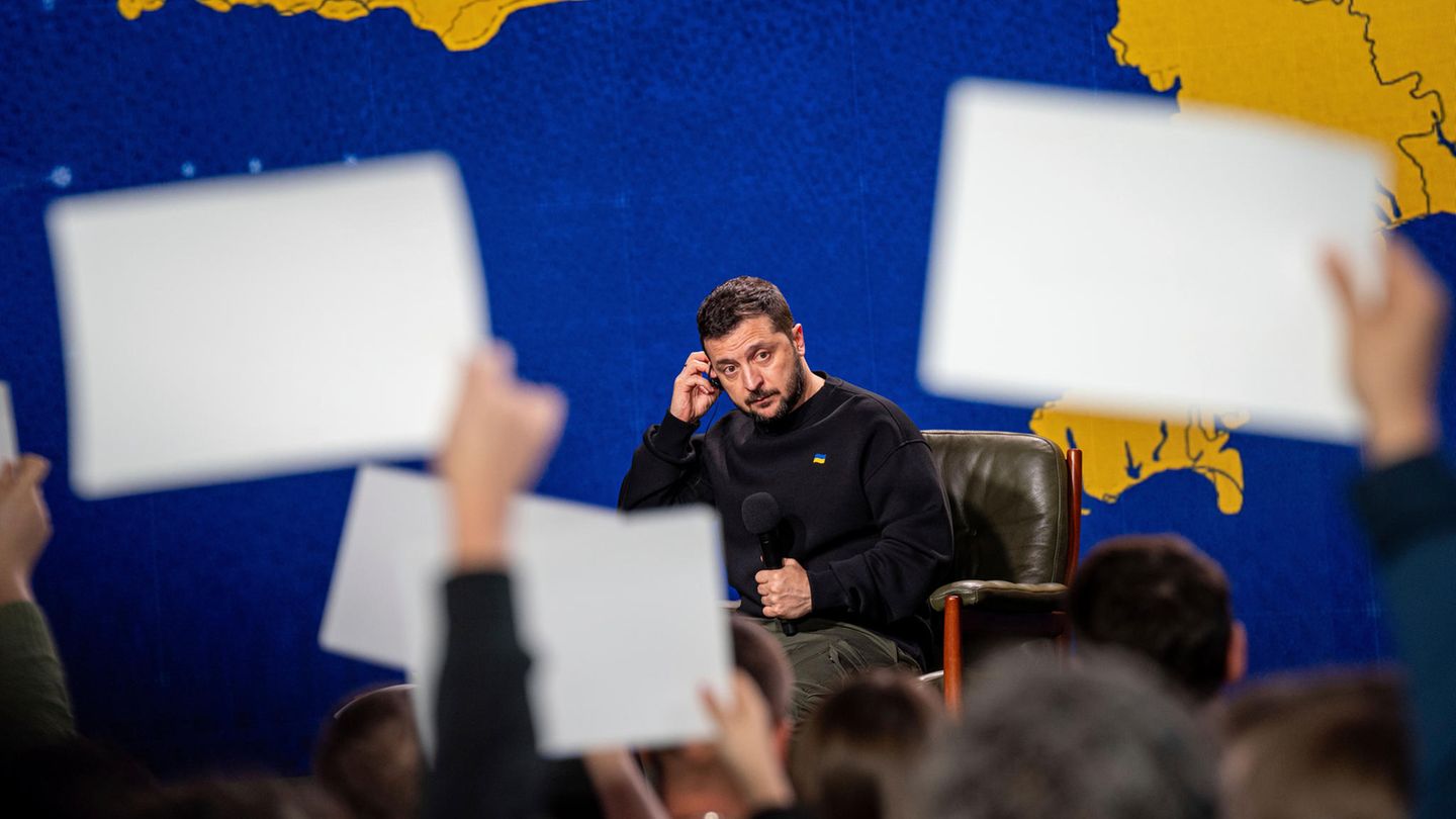 "Wir sind nicht bereit, dem verdammten Terroristen Putin unsere Freiheit zu geben." Diese Kampfansage an Kremlchef Wladimir Putin macht der ukrainische Präsident Wolodymyr Selenskyj am 5. November in einem Interview des US-Fernsehsenders NBC.