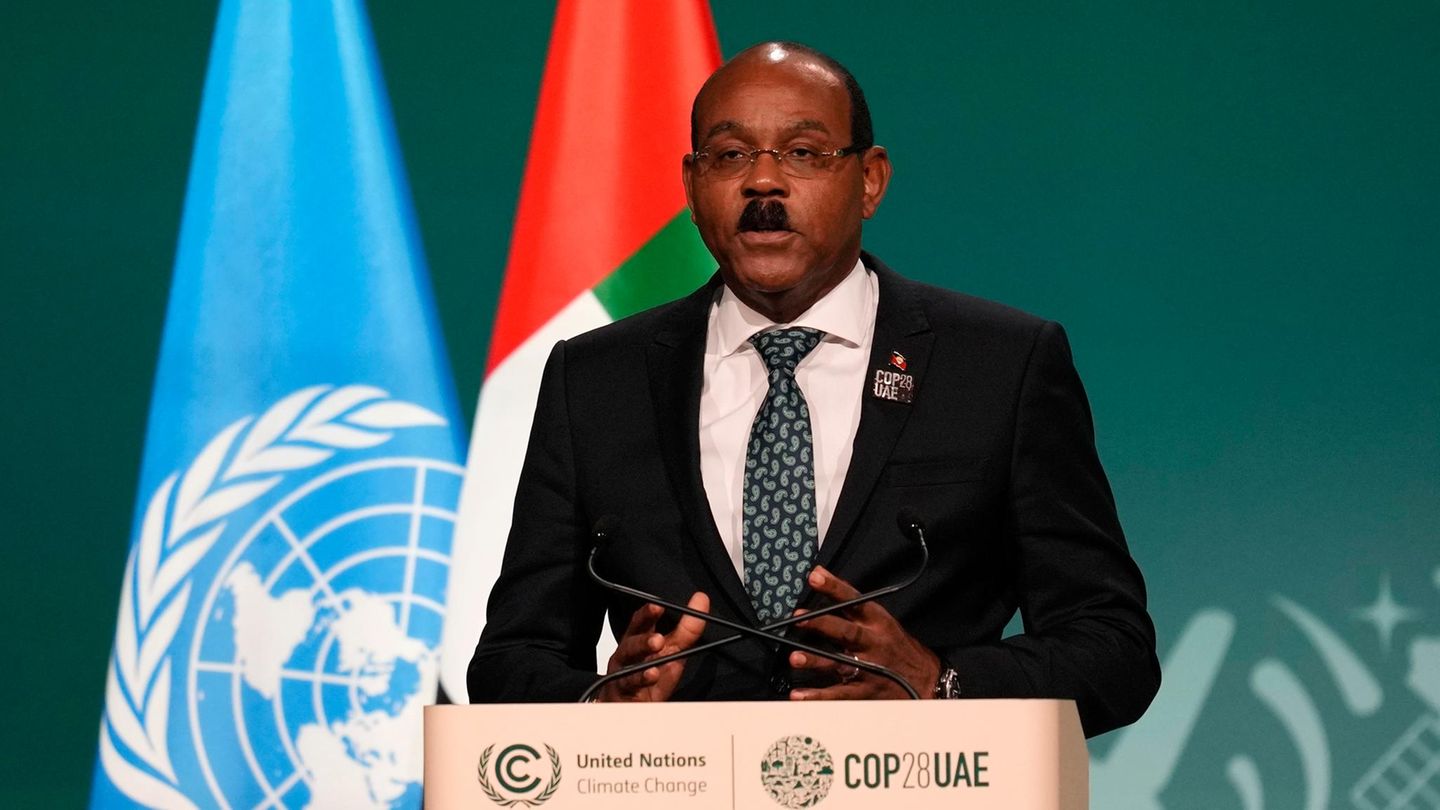 Worte aus 2023: Neben Kriegen und Konflikten sind auch die Folgen der Klimakrise spürbar. Darauf macht Gaston Browne, Premierminister des karibischen Inselstaates Antigua und Barbuda, am 2. Dezember auf der Weltklimakonferenz in Dubai aufmerksam: "Die Massenvernichtungswaffen von heute sind keine Bomben, sondern steigende Temperaturen, sengende Dürren und stetiger Meeresspiegelanstieg – alles Konsequenzen von Gier und Gleichgültigkeit." Neben Kriegen und Konflikten sind auch die Folgen der Klimakrise spürbar. Darauf macht Gaston Browne, Premierminister des karibischen Inselstaates Antigua und Barbuda, am 2. Dezember auf der Weltklimakonferenz in Dubai aufmerksam: "Die Massenvernichtungswaffen von heute sind keine Bomben, sondern steigende Temperaturen, sengende Dürren und stetiger Meeresspiegelanstieg – alles Konsequenzen von Gier und Gleichgültigkeit."