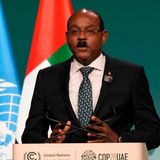 Neben Kriegen und Konflikten sind auch die Folgen der Klimakrise spürbar. Darauf macht Gaston Browne, Premierminister des karibischen Inselstaates Antigua und Barbuda, am 2. Dezember auf der Weltklimakonferenz in Dubai aufmerksam: "Die Massenvernichtungswaffen von heute sind keine Bomben, sondern steigende Temperaturen, sengende Dürren und stetiger Meeresspiegelanstieg – alles Konsequenzen von Gier und Gleichgültigkeit."