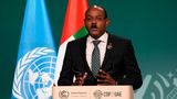 Neben Kriegen und Konflikten sind auch die Folgen der Klimakrise spürbar. Darauf macht Gaston Browne, Premierminister des karibischen Inselstaates Antigua und Barbuda, am 2. Dezember auf der Weltklimakonferenz in Dubai aufmerksam: "Die Massenvernichtungswaffen von heute sind keine Bomben, sondern steigende Temperaturen, sengende Dürren und stetiger Meeresspiegelanstieg – alles Konsequenzen von Gier und Gleichgültigkeit."