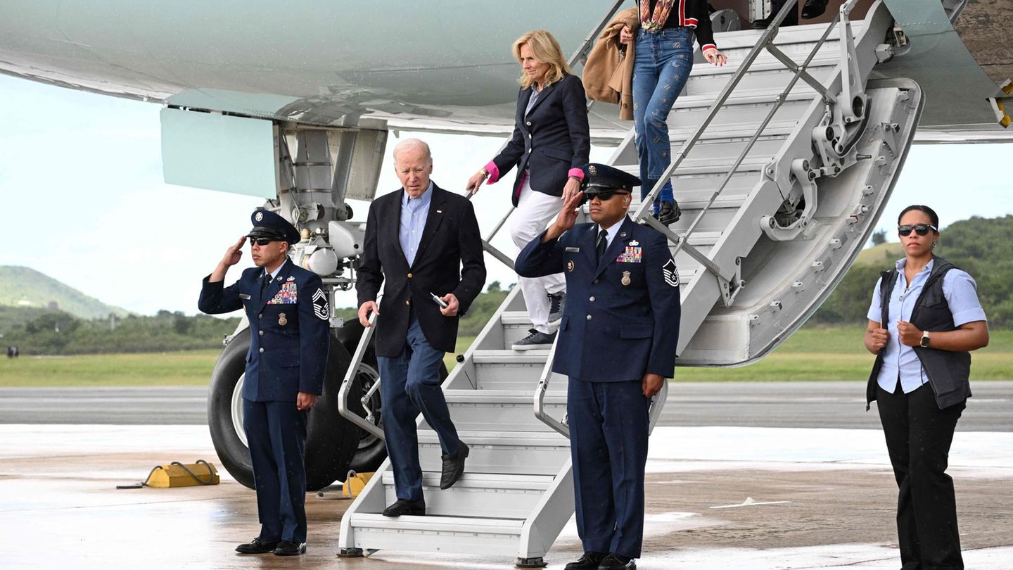 Worte aus 2023: US-Präsident Joe Biden will es trotz seiner 81 Jahre noch einmal wissen und im kommenden für eine zweite Amtszeit kandidieren. Am 5. Dezember lässt er durchblicken, was ihn dazu treibt. Bei einer Wahlkampfveranstaltung in Boston sagt Biden zur mitreisenden Presse: "Wenn Trump nicht antreten würde, bin ich mir nicht sicher, ob ich antreten würde." US-Präsident Joe Biden will es trotz seiner 81 Jahre noch einmal wissen und im kommenden für eine zweite Amtszeit kandidieren. Am 5. Dezember lässt er durchblicken, was ihn dazu treibt. Bei einer Wahlkampfveranstaltung in Boston sagt Biden zur mitreisenden Presse: "Wenn Trump nicht antreten würde, bin ich mir nicht sicher, ob ich antreten würde."