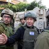 "Wir machen weiter bis zum Ende, bis zum Sieg, bis zur Zerstörung der Hamas (...) Nichts wird uns aufhalten." Das kündigt Israels Regierungschef Benjamin Netanjahu laut einer Mitteilung des Regierungspresseamtes zum Gaza-Krieg am 13. Dezember vor Soldaten an.