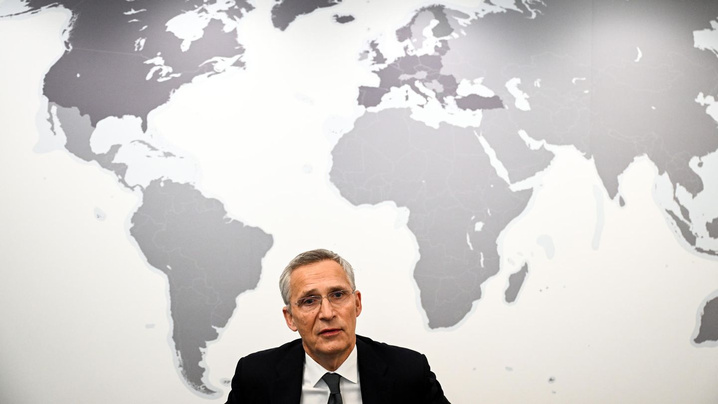 Im Dezember wird nicht nur im Nahen Osten, sondern auch noch in der Ukraine gekämpft. Dazu sagt Nato-Generalsekretär Jens Stoltenberg im Interview mit der Deutschen Presse-Agentur am 22. Dezember: "Putin will ein Europa, in dem Russland seine Nachbarn dominieren kann. Die Ukraine ist jetzt aber näher an der Nato und der EU als je zuvor. Das ist eine große strategische Niederlage für Russland. Präsident Putin hat die Ukraine für immer verloren."