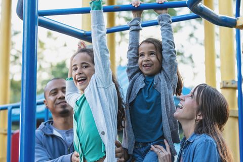 Zwei Mädchen spielen an einem Klettergerüst