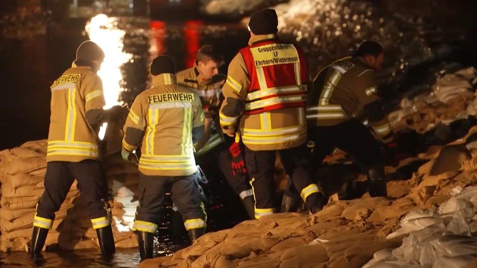 Hochwasser: Anwohner entwenden laut Feuerwehr Sandsäcke von Deichen Hochwasser: Anwohner entwenden laut Feuerwehr Sandsäcke von Deichen