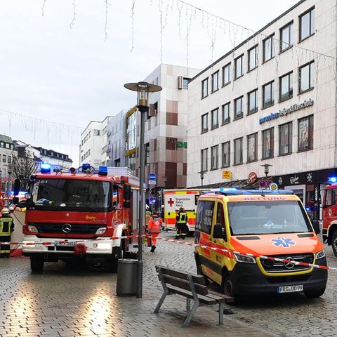 Polizei und Rettungskräfte sind mit einem Großaufgebot in die Passauer Innenstadt ausgerückt