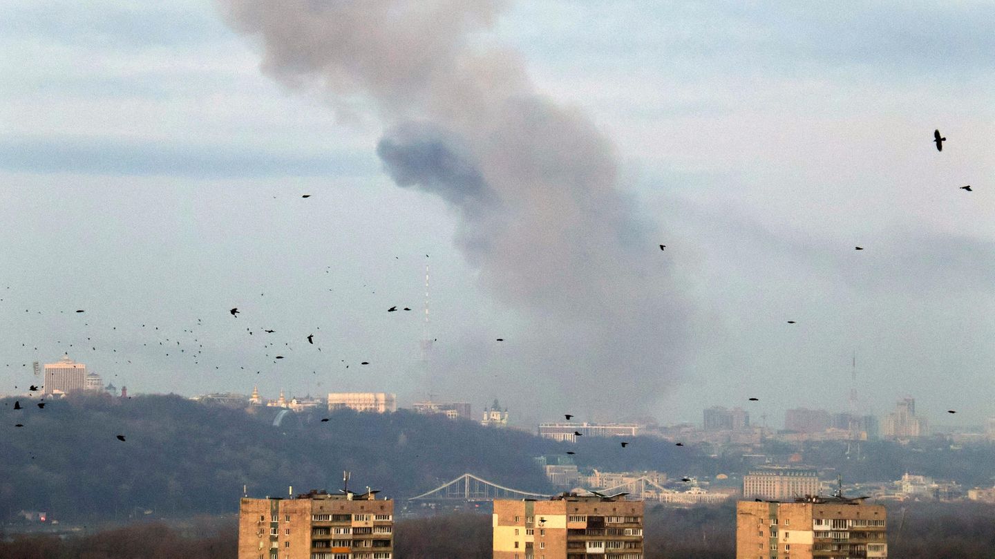 Nach einem Raketenangriff der Armee von Wladimir Putin steigt Rauch über der ukrainischen Hauptstadt Kiew auf