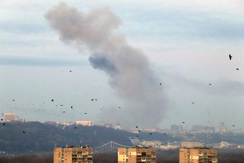 Nach einem Raketenangriff der Armee von Wladimir Putin steigt Rauch über der ukrainischen Hauptstadt Kiew auf