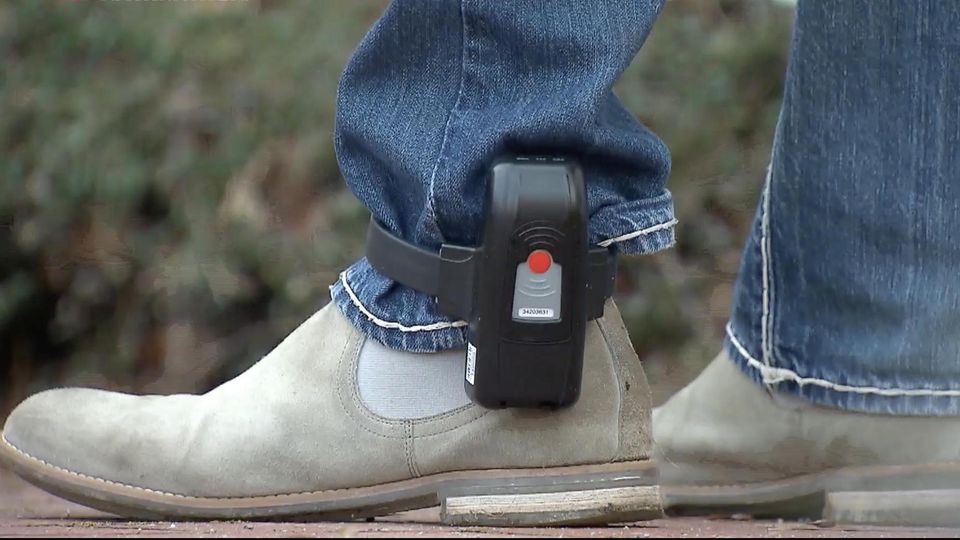 Stalking & Co: Opferschutz: Weißer Ring fordert Fußfesseln für Gewalttäter Stalking & Co: Opferschutz: Weißer Ring fordert Fußfesseln für Gewalttäter