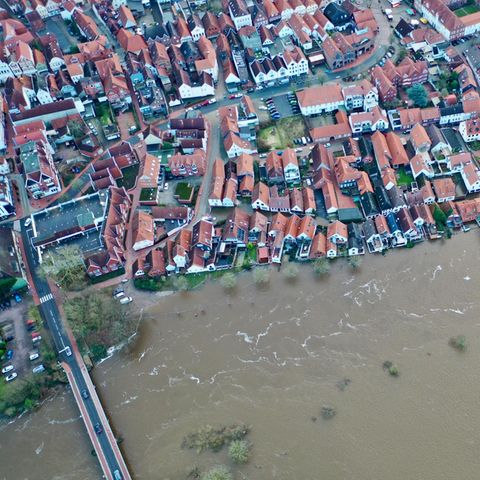 Blick auf die teilweise unter Wasser stehende Altstadt von Verden an der Aller