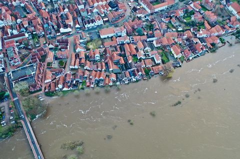 Blick auf die teilweise unter Wasser stehende Altstadt von Verden an der Aller