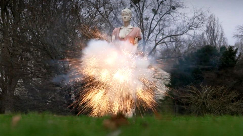 Silvester-Feuerwerk: Pyrotechniker zeigt die Gefahren und wie sie richtig knallen