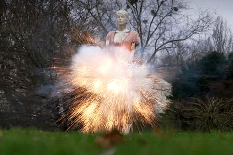 Silvester-Feuerwerk: Pyrotechniker zeigt die Gefahren und wie sie richtig knallen
