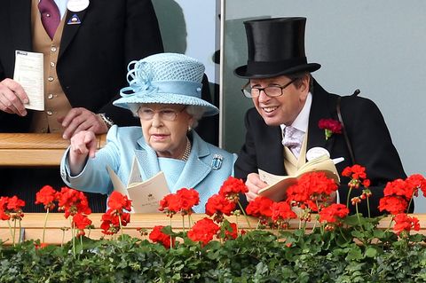 Königin Elizabeth II. unterhält sich mit einem Freund, während sie die Vorführung der Pferde beim Royal Ascot beobachtet.