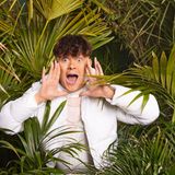 Twenty4wer? Der Influencer und Musiker Twenty4Tim wird vielen TV-Zuschauern kein Begriff sein. Dabei ist der 23-Jährige in seiner Generation wahnsinnig erfolgreich. Der gebürtige Kölner konnte bereits mehrere Nummer-1-Singles und ein Nummer-1-Album landen. Dank seiner Präsenz auf YouTube, TikTok und Instagram gehört er zu den erfolgreichsten Influencern des Landes. Nun will er auch das Fernsehpublikum erobern.