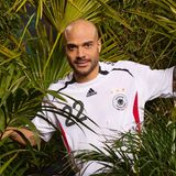 Sein Name ist vor allem mit einer Szene verbunden: Als Teil des deutschen Kaders bereitete der eingewechselte David Odonkor bei der Fußball-WM in Deutschland 2006 im zweiten Vorrundenspiel gegen Polen kurz vor Schluss den Siegtreffer von Oliver Neuville vor. Es war der Höhepunkt seiner Karriere, die danach schnell abebbte. Nun soll ein Neustart als Reality-Star gelingen. Ein Versprechen gibt der WM-Held schon vorab: "Im Dschungel gebe ich Vollgas – so wie auf dem Fußballplatz."
