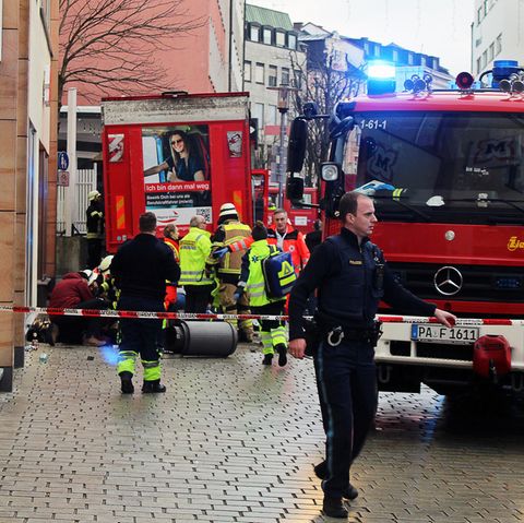 Polizei und Rettungskräfte waren nach dem Lkw-Unfall mit einem Großaufgebot in der Passauer Innenstadt im Einsatz