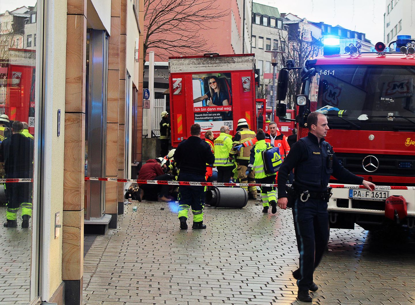 Polizei und Rettungskräfte waren nach dem Lkw-Unfall mit einem Großaufgebot in der Passauer Innenstadt im Einsatz