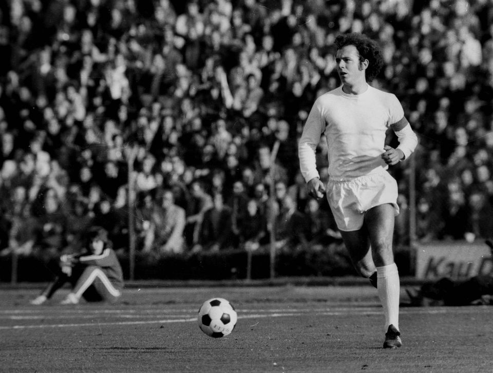 Franz Beckenbauer während eines Spieles auf dem Feld.