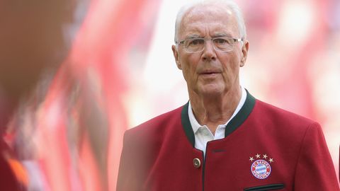 Franz Beckenbauer, Nahaufnahme mit einem roten Jacket