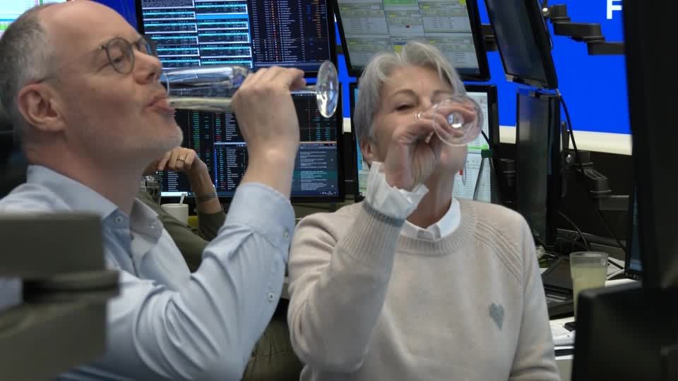 Video: Champagner-Laune an der Börse Video: Champagner-Laune an der Börse