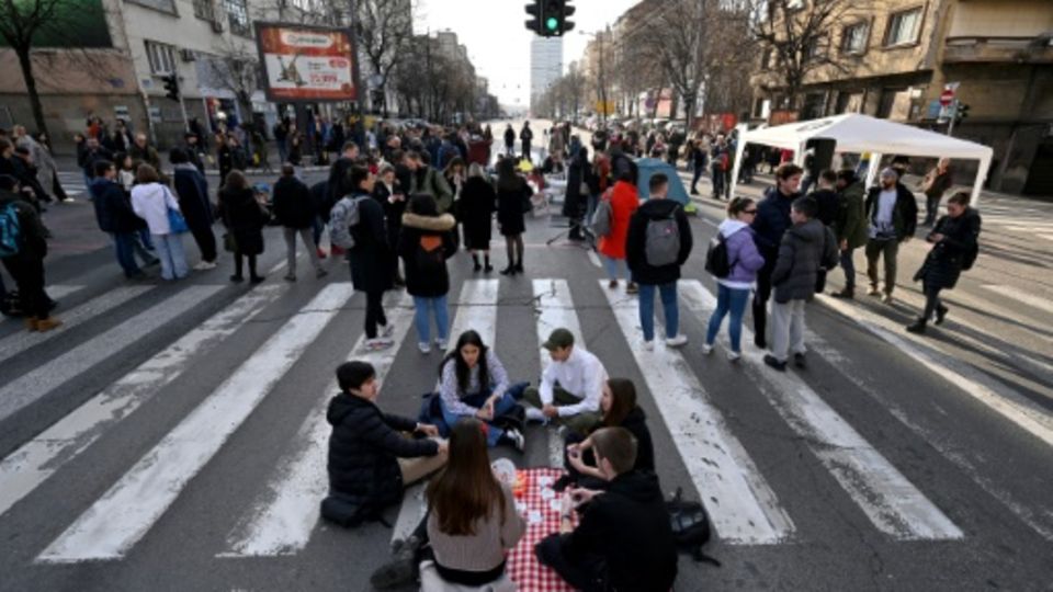 Hunderte Blockieren In Belgrad Verkehr Aus Protest Gegen Mutmaßlichen ...