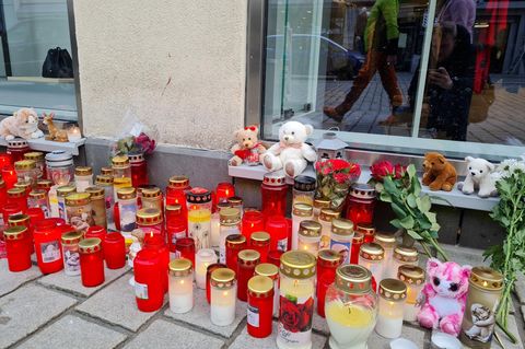 Kerzen und Kuscheltiere an der Unfallstelle in Passau.