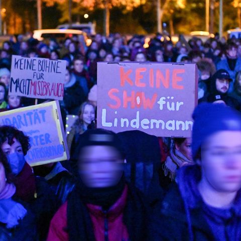 "Keine Show für Lindemann": Demonstranten bei einem Solo-Auftritt des Rammstein-Sängers im November 2023