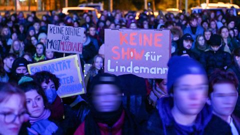 "Keine Show für Lindemann": Demonstranten bei einem Solo-Auftritt des Rammstein-Sängers im November 2023
