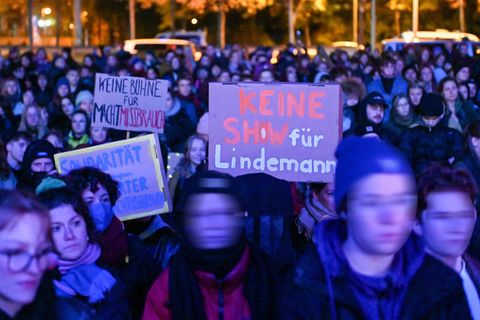 "Keine Show für Lindemann": Demonstranten bei einem Solo-Auftritt des Rammstein-Sängers im November 2023