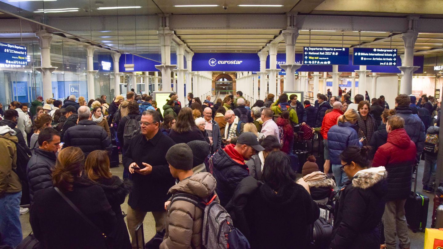 Reisenden am Bahnhof St. Pancras