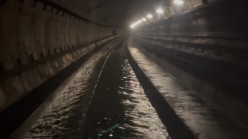 Video: Überfluteter Tunnel in London legt Zugverkehr unter dem Ärmelkanal lahm