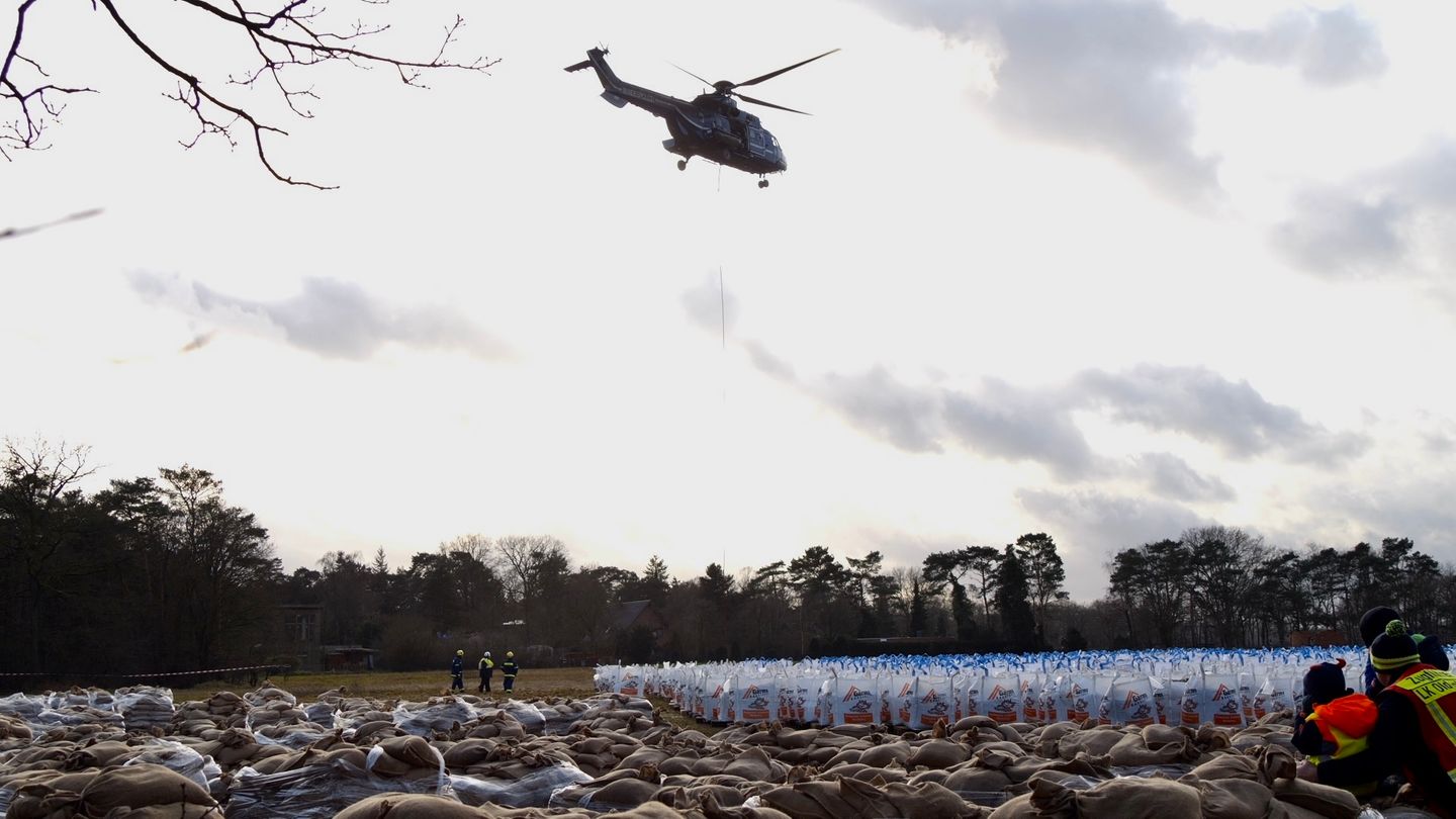 Ein Hubschrauber der Bundespolizei transportiert in Oldenburg Sandsäcke, um die Region vor dem Hochwasser zu schützen