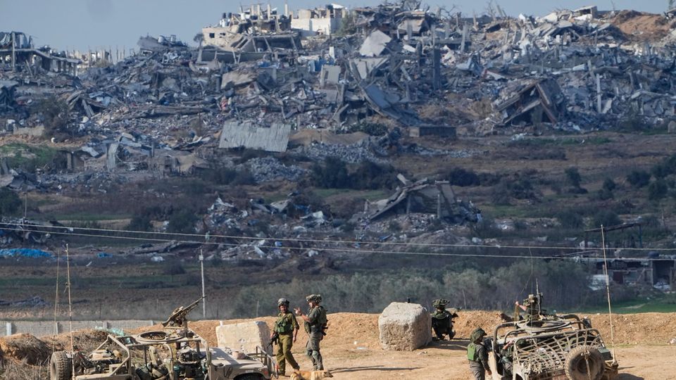 Israelische Soldaten beziehen in der Nähe der Grenze zum Gazastreifen Stellung