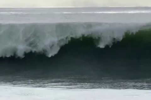 Video: Massive Wellen an der kalifornischen Küste erfordern Evakuierungen