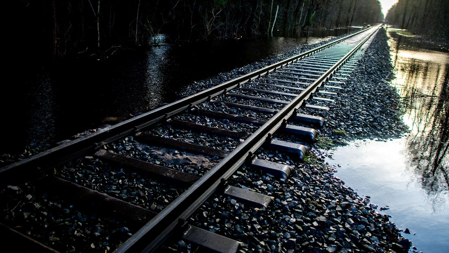 Schienen unter Hochwasser