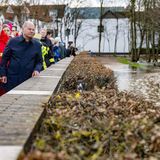 Skeptischer Blick: Olaf Scholz besichtigt die Überschwemmungen in Verden an der Aller in Niedersachsen