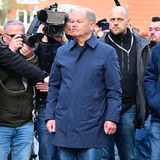 Nah am Wasser: Kanzler Olaf Scholz (M.) in Verden am Zusammenfluss von Weser und Aller an einer überfluteten Straße