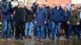 Nah am Wasser: Kanzler Olaf Scholz (M.) in Verden am Zusammenfluss von Weser und Aller an einer überfluteten Straße