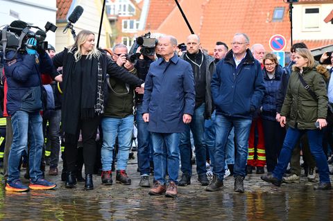 Nah am Wasser: Kanzler Olaf Scholz (M.) in Verden am Zusammenfluss von Weser und Aller an einer überfluteten Straße