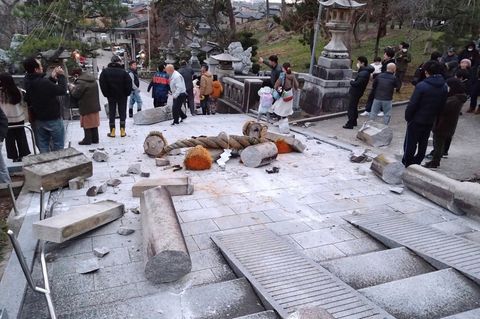 Ein Torii-Tor im japanischen Kanazaw ist nach einem Erdbeben beschädigt