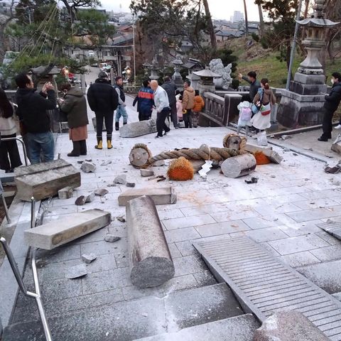Ein Torii-Tor im japanischen Kanazaw ist nach einem Erdbeben beschädigt