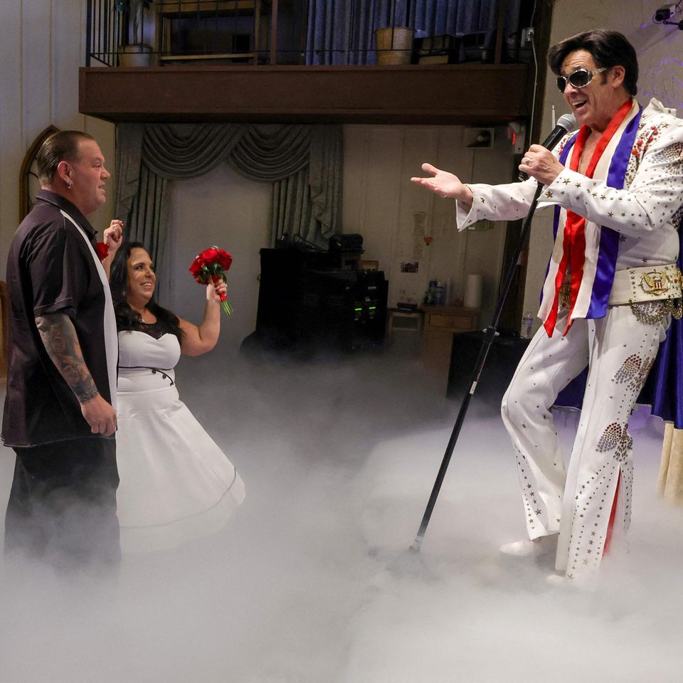 Las Vegas, USA. Hier traut der King noch persönlich: Elvis-Presley-Darsteller Ron DeCar besingt das Brautpaar Blade (l.) und Tiffany Payne in der Viva Las Vegas Wedding Chapel. Später werden sie sich das Jawort geben.