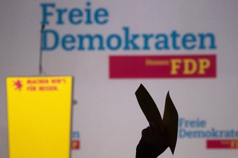 Eine Delegierte stimmt während des Landesparteitages und der Landesmitgliederversammlung der FDP Hessen in der Stadthalle ab
