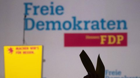 Eine Delegierte stimmt während des Landesparteitages und der Landesmitgliederversammlung der FDP Hessen in der Stadthalle ab
