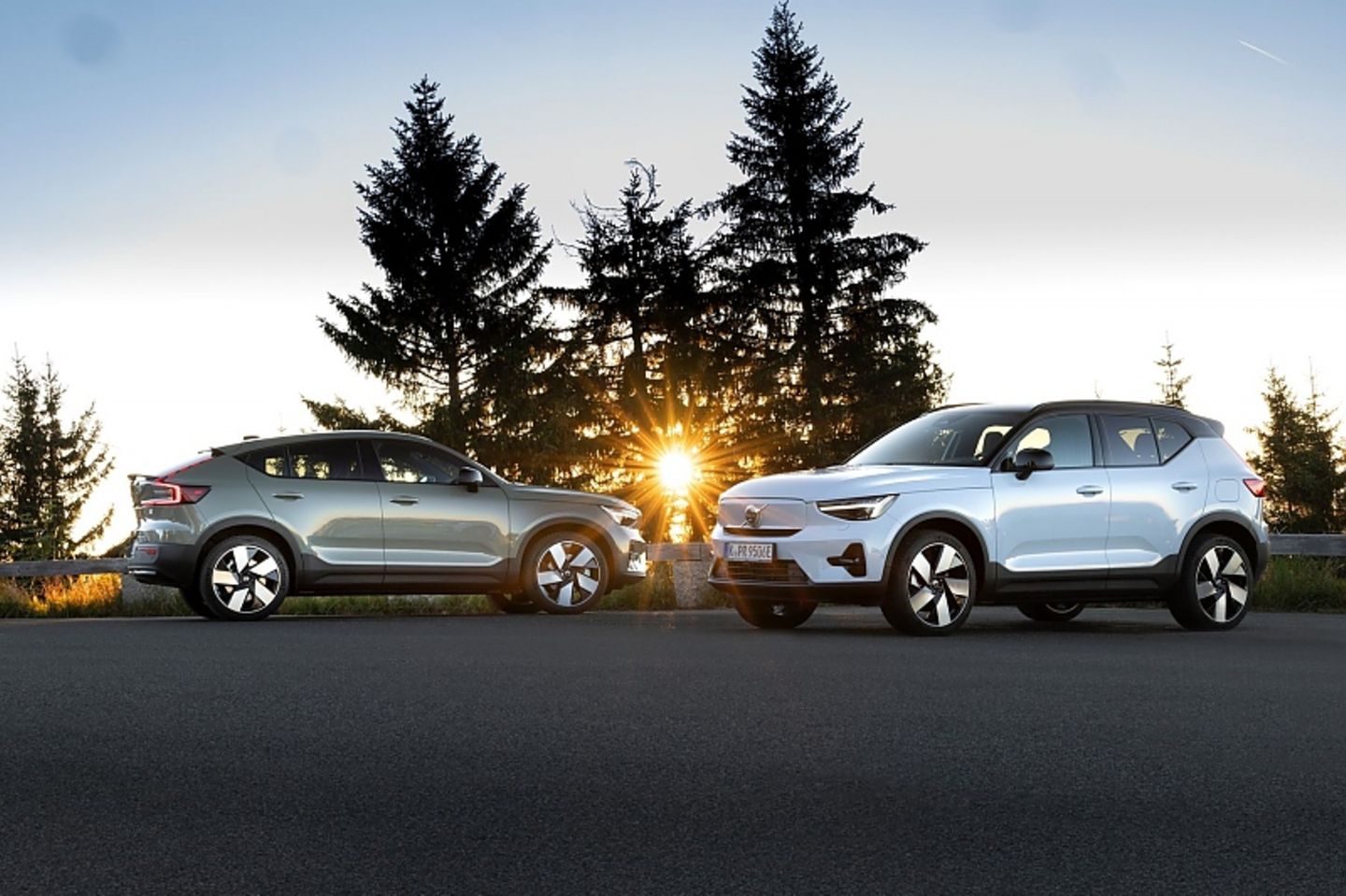 Brüderpaar: Volvo C40 Recharge Pure Electric (links) und Volvo 
XC40 Recharge Pure Electric (MY 2024)