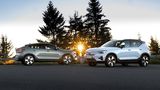 Brüderpaar: Volvo C40 Recharge Pure Electric (links) und Volvo 
XC40 Recharge Pure Electric (MY 2024)