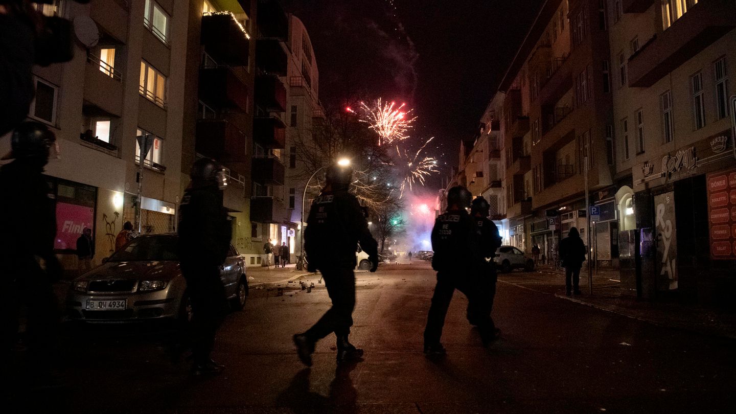 Andreas Zick: Einsatzkräfte der Berliner Polizei waren in der Silvesternacht unweit vom Kottbusser Damm im Einsatz Einsatzkräfte der Berliner Polizei waren in der Silvesternacht unweit vom Kottbusser Damm im Einsatz